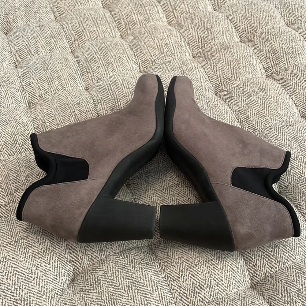 Clarks Artisan ankle boots size 7.5 W